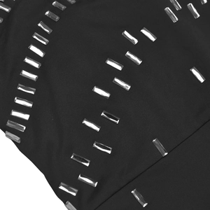 Détail des strass argentés étincelants sur le tissu noir de la robe bustier de luxe