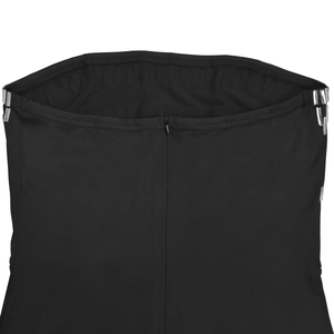 Détail de la fermeture éclair invisible et du décor métallique sur la robe bustier noire