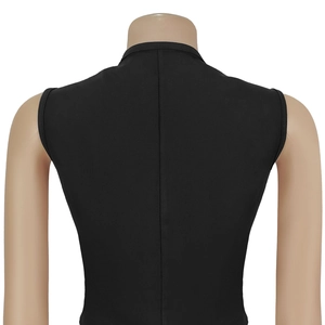 Détail de la couture dorsale verticale et coupe ajustée du haut sans manches noir