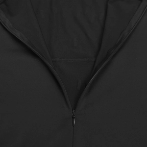 Détail de la fermeture éclair invisible sur une robe noire sexy avec dos nu