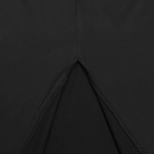 Vue macro détaillée du tissu noir avec design fendu et surpiqûres de précision de la robe