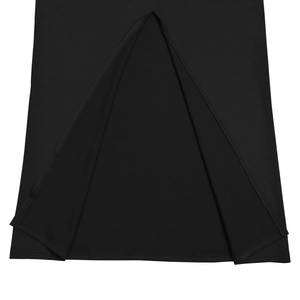 Détail de l'ourlet de la robe noire avec fente, coutures précises et texture du tissu