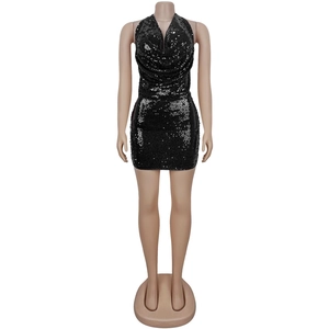 Détail de la mini-robe noire à paillettes avec col bénitier et dos nu pour femmes