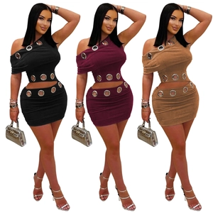 Ensemble 2 pièces pour femmes avec top asymétrique et mini-jupe à œillets métalliques