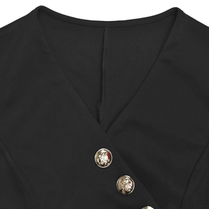 Détail du col en V profond et boutons dorés gaufrés sur un tissu noir élégant