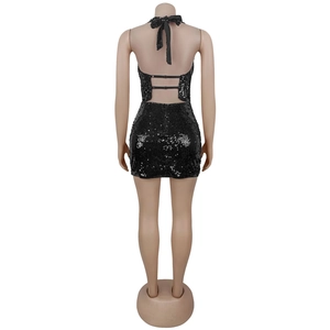 Détail d'une robe noire à paillettes dos nu avec sangles réglables et brillance