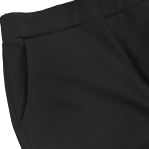 Détail du pantalon décontracté noir avec taille élastique et poches latérales