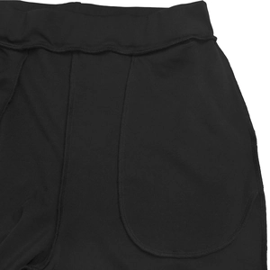 Détail du pantalon décontracté noir avec taille élastique large et poches plaquées arrondies