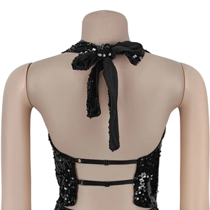 Détail du haut dos nu à paillettes noires avec grand nœud papillon et sangles élastiques