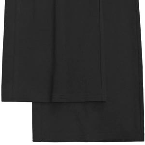 Gros plan de la couture à double aiguille sur l'ourlet du pantalon large noir