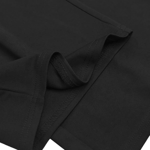 Gros plan du tissu noir montrant la double piqûre de précision et les détails de l'ourlet