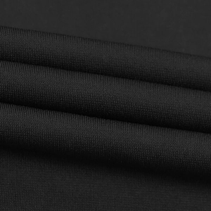 Détail macro du tricot côtelé noir de haute qualité montrant texture douce et élasticité