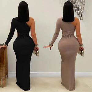 Sexy schulterfreies Slim-Fit Maxikleid mit Ausschnitt in Schwarz und Braun von hinten