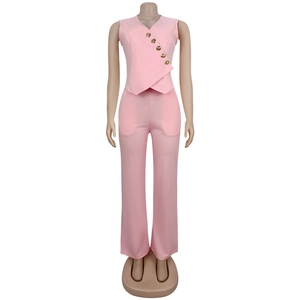 Détails du gilet rose avec boutons dorés asymétriques et pantalon taille haute assorti