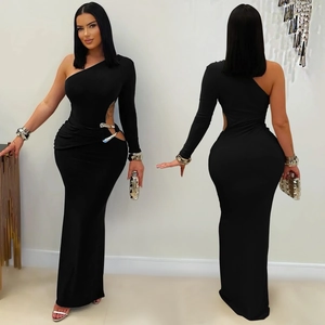 Detail des schwarzen One-Shoulder-Kleids mit Cut-out, Silberring und eleganten Falten