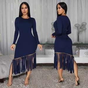 Dettaglio dell'abito in maglia a coste blu navy con orlo asimmetrico a frange e borchie