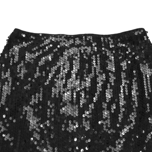 Gros plan détaillé des paillettes noires de haute qualité sur une mini-jupe à effet miroir