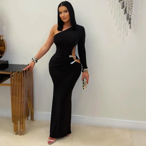 Elegantes schwarzes One-Shoulder-Maxikleid mit Taillenausschnitt und Metalldetail