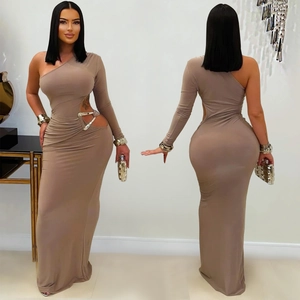 Mocha One-Shoulder-Maxikleid mit Taillenausschnitt und metallischem Schnallenverschluss