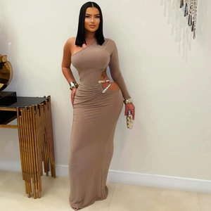 Detail des Taillenausschnitts mit Metallschnalle am hellbraunen One-Shoulder-Maxikleid