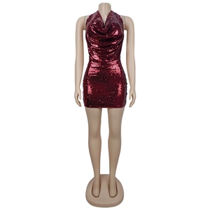 Détail de sequins rouge vin et du col bénitier licou sur une mini robe de soirée