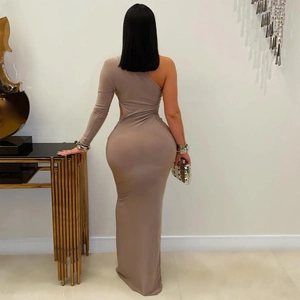 Detailansicht des sexy One-Shoulder-Cut-out-Designs und Rückseite des braunen Maxikleids
