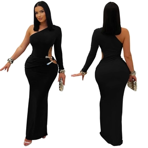 Detailansicht des schwarzen One-Shoulder-Kleides mit seitlichem Cut-out und Schnalle
