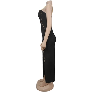Λεπτομέρεια μαύρου bodycon φορέματος με χρυσές τιράντες αλυσίδας και μεταλλικούς κρίκους