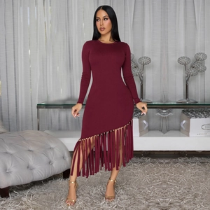 Dettaglio vestito bordeaux in maglia con orlo asimmetrico a frange e borchie dorate