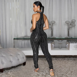 Elegante tuta nera da donna con motivi in strass argentati e scollo all'americana