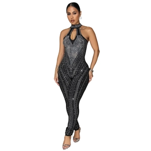 Dettaglio della tuta nera con strass caratterizzata da scollo all'americana e cut-out