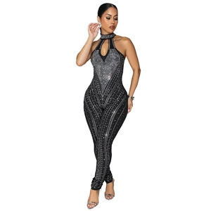 Dettaglio body nero con strass eleganti, scollo all'americana e apertura sul petto