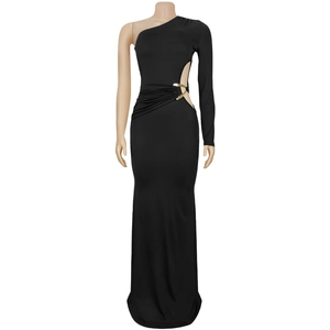 Detail des eleganten schwarzen One-Shoulder-Kleides mit goldener Metallschnalle am Ausschnitt