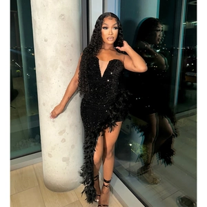 Robe bustier noire à paillettes élégante avec bordure en plumes et coupe asymétrique
