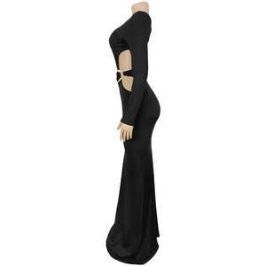 Detail eines schwarzen One-Shoulder-Maxikleides mit seitlichem Ausschnitt und Goldring