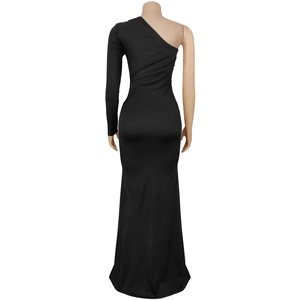 Detailansicht eines schwarzen One-Shoulder-Abendkleids mit langem Ärmel und Slim-Fit