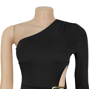 Detail eines schwarzen One-Shoulder-Kleides mit Taillenausschnitt und Goldschnalle