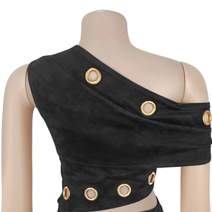 Détail du haut noir à une épaule avec œillets métalliques dorés et texture suédine