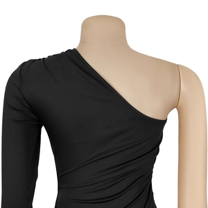 Detail eines schwarzen One-Shoulder-Kleides mit schmaler Passform und Stretch-Gewebe