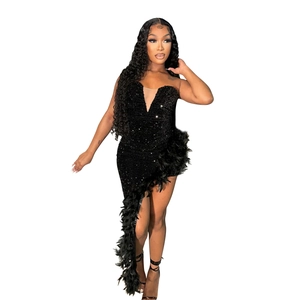Robe de soirée bustier noire à paillettes avec un ourlet asymétrique orné de plumes