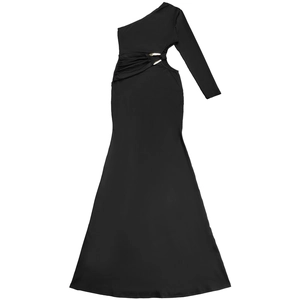 Detail eines schwarzen One-Shoulder-Kleides mit seitlichem Ausschnitt und Gold-Schnallen