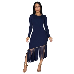 Dettaglio dell'abito in maglia blu scuro con bordo di perle dorate e lunghe frange mobili