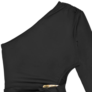 Detailaufnahme des schwarzen One-Shoulder-Kleides mit Taillenausschnitt und Goldschnalle