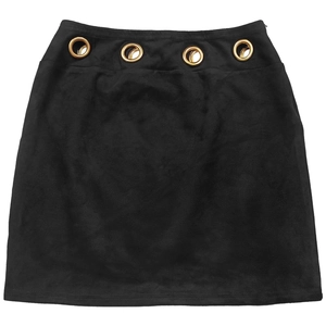 Détail de mini-jupe noire en daim synthétique avec œillets métalliques dorés à la taille