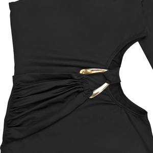 Detailansicht des schwarzen Kleides mit Cut-out an der Taille, Gold-Schnalle und Raffung