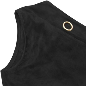Détail du tissu en daim noir avec coutures précises et anneau en métal doré poli brillant