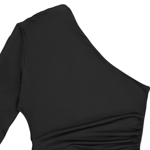 Detail eines schwarzen One-Shoulder-Kleides mit seitlicher Raffung und elastischem Stoff