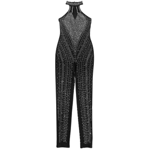 Dettaglio di tuta nera all'americana con motivi geometrici di strass argentati eleganti