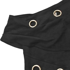 Détail macro du tissu en suédine noire avec œillets dorés et coutures de haute qualité