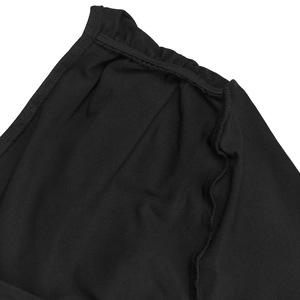 Detailaufnahme des schwarzen Kleiderstoffs mit flachen Nähten und elastischem Saum
